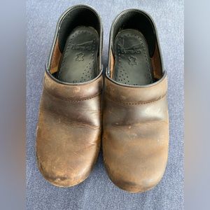 Like new Professional cabrio clogs by Dansko sz 37 great condition! (6.5-7us)